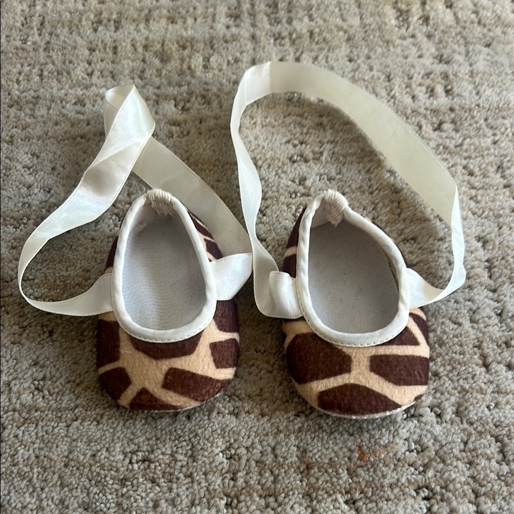 Charming Giraffe Print Baby Shoes with Ribbon